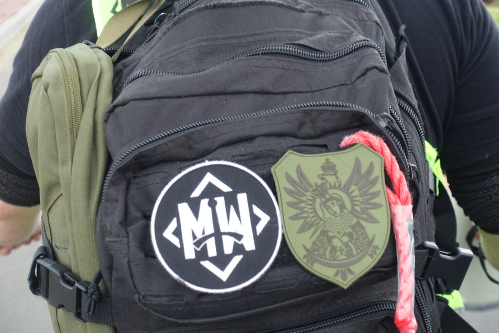 Plecak uczestnika Pielgrzymki Kościoła Walczącego z naszywkami MW i ryngrafem Maryjnym.
