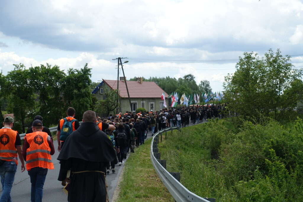 Widok od tyłu na długi pochód pielgrzymów Pielgrzymki Kościoła Walczącego.