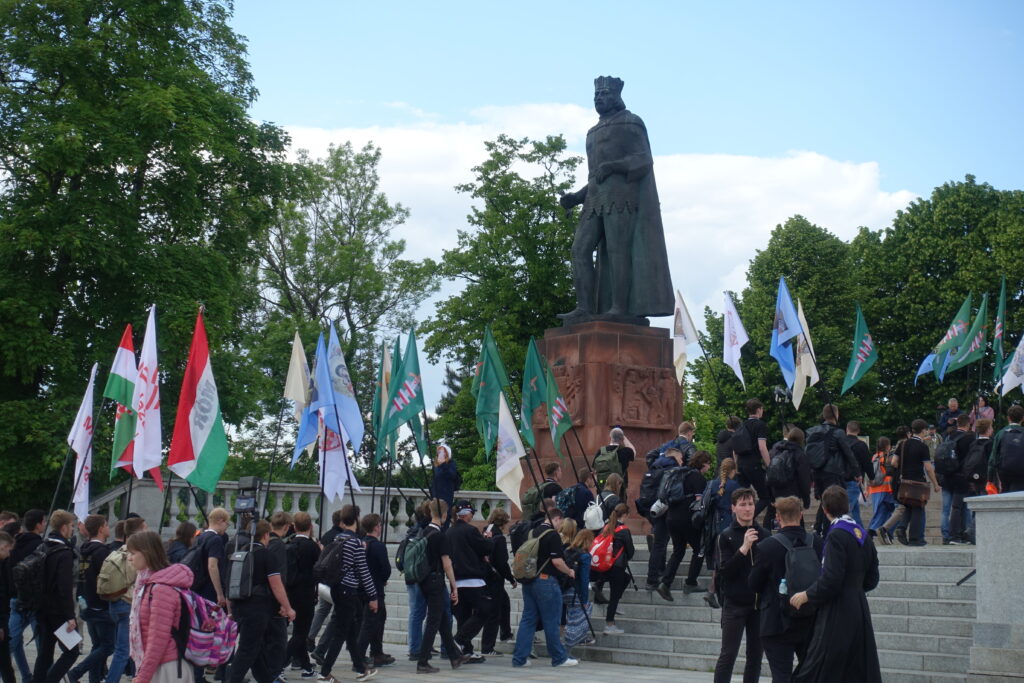 Wejście uczestników Pielgrzymki Kościoła Walczącego na Wzgórze Lecha, pod pomnik Bolesława Chrobrego.