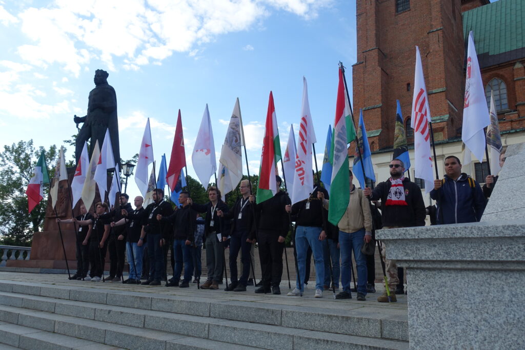 Uroczyste wystąpienie delegacji Pielgrzymki Kościoła Walczącego z flagami przed pomnikiem Bolesława Chrobrego przed Apelem Pamięci.