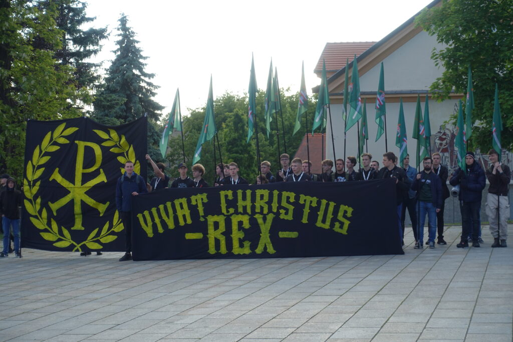 Pielgrzymi Kościoła Walczącego z transparentem „Vivat Christus Rex” i Chrystogramem Chi Rho.