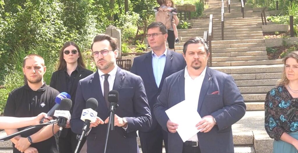 Prezes Bartosz Malewski upomina się o krzyże na Kopcu Powstania Warszawskiego.