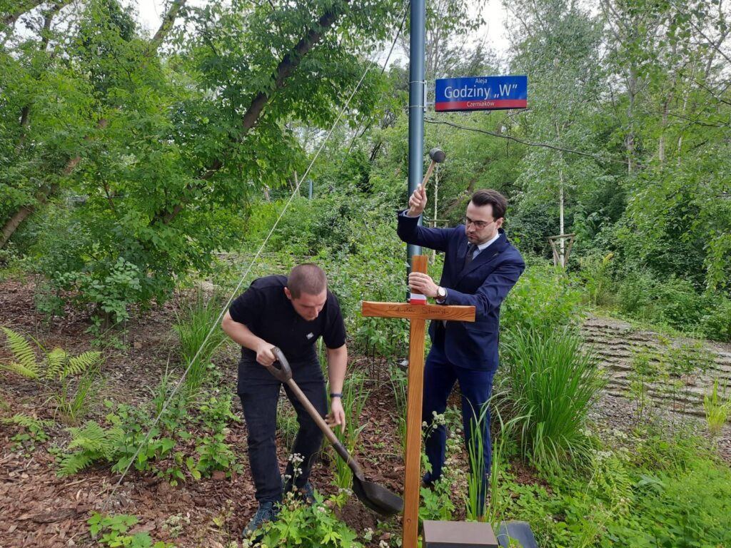 Przywracanie krzyży na kopcu powstania warszawskiego przez działaczy.