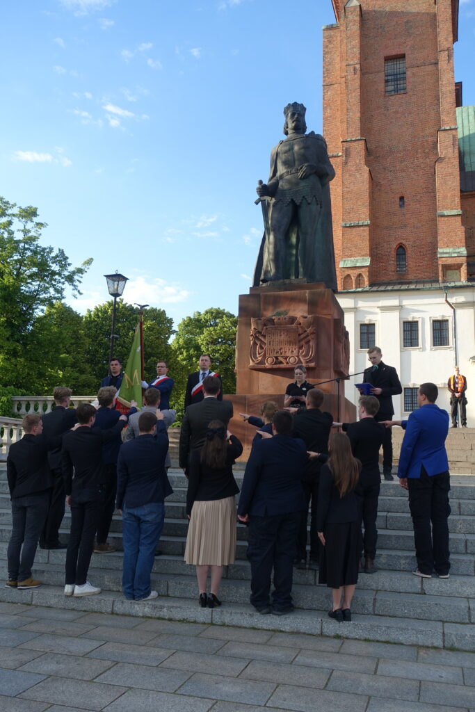Nowi członkowie Młodzieży Wszechpolskiej składają przyrzeczenie przed pomnikiem Bolesława Chrobrego podczas Pielgrzymki Kościoła Walczącego.