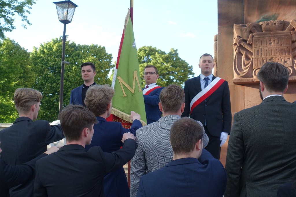 Zbliżenie na moment przysięgi – młodzież ślubuje wierność Bogu i Ojczyźnie z ręką wyciągniętą w kierunku sztandaru MW.