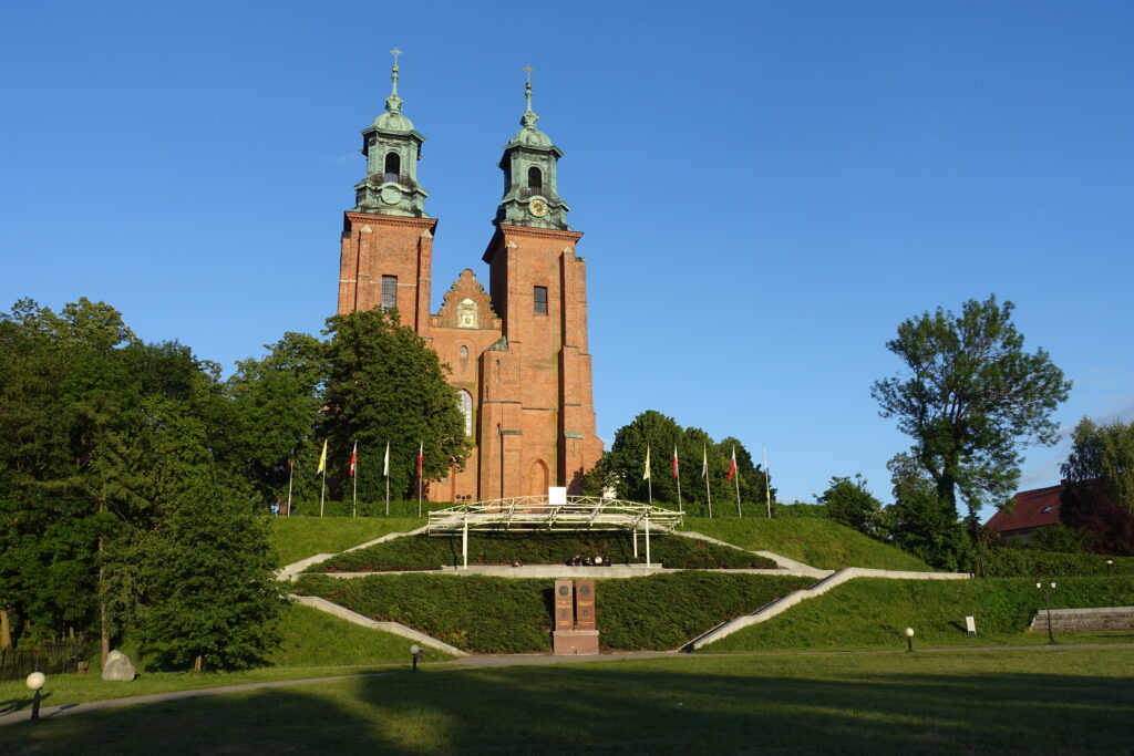 Widok na Wzgórze Lecha i Archikatedrę Gnieźnieńską, gdzie zakończyła się Pielgrzymka Kościoła Walczącego.