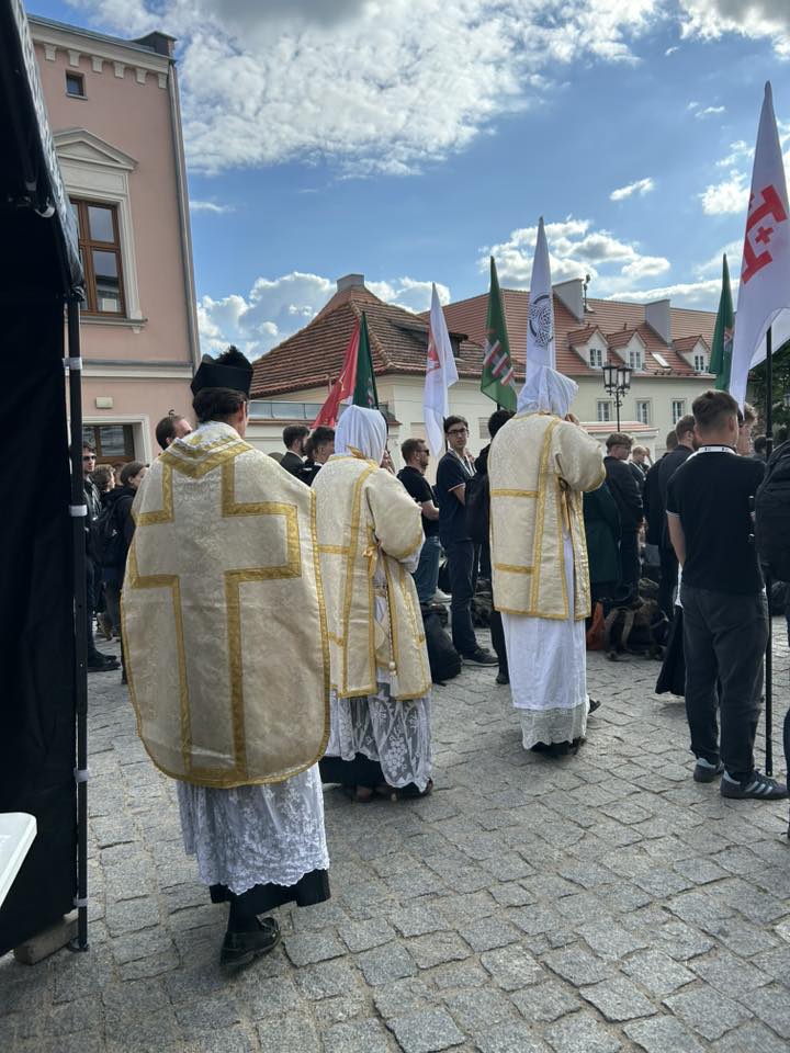 Kapłani ubrani w tradycyjne szaty liturgiczne przygotowują się do rozpoczęcia Mszy Świętej podczas pielgrzymki w Gnieźnie.