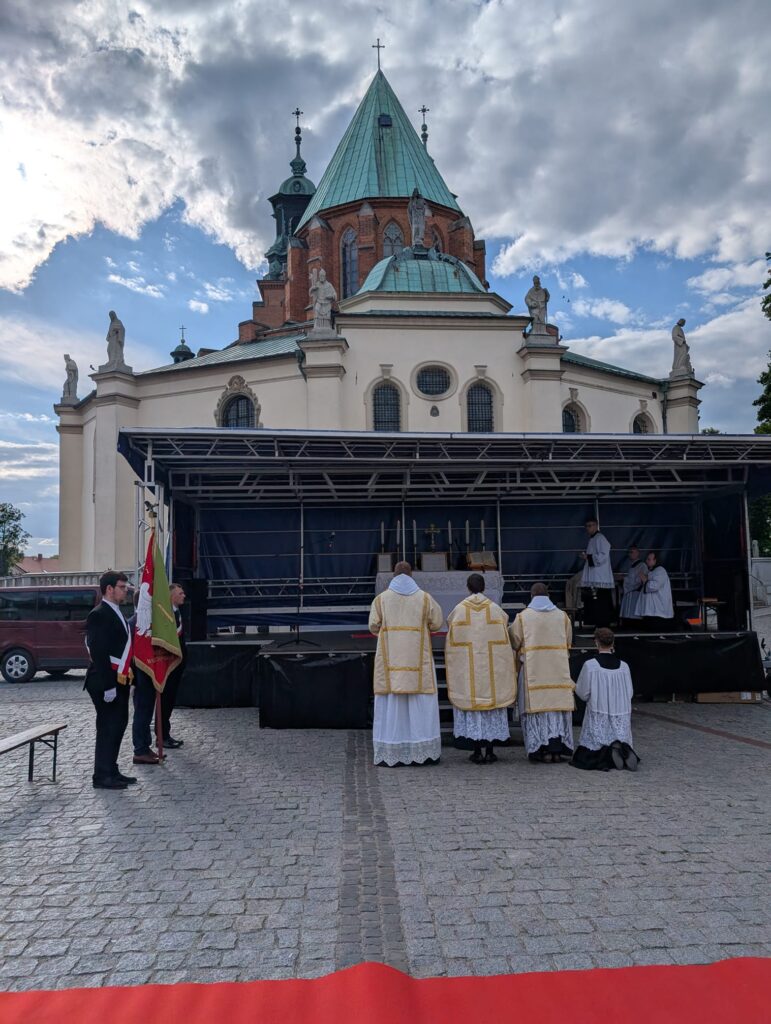 Modlitwa u stopni ołtarza podczas Mszy Świętej w klasycznym rycie rzymskim przed Bazyliką Prymasowską w Gnieźnie.