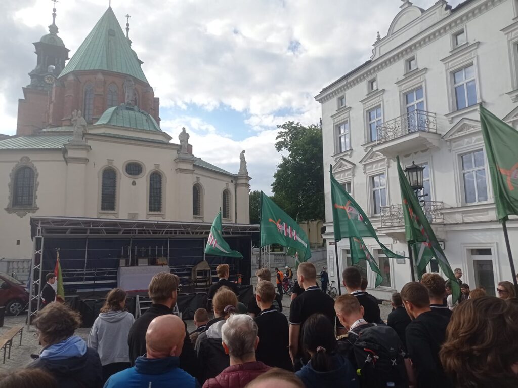 Uczestnicy Pielgrzymki Kościoła Walczącego uczestniczą we Mszy Świętej odprawianej przed archikatedrą gnieźnieńską.