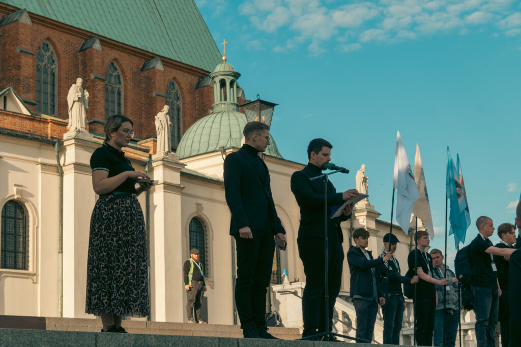 Marcin Osowski i Piotr Walczak podczas Apelu Pamięci przy archikatedrze w Gnieźnie.