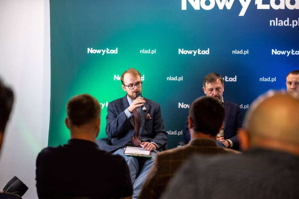 Kacper Kita zabiera głos podczas debaty na temat presji migracyjnej w ramach cyklu #glosniepodleglosci