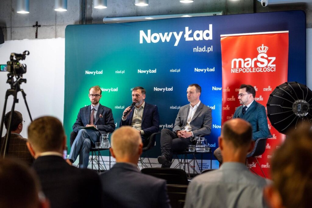 Kacper Kita, Jan Wójcik, poseł Krzysztof Mulawa i prezes Stowarzyszenia "Marsz Niepodległości" Bartosz Malewski podczas debaty na temat presji migracyjnej w ramach cyklu #glosniepodleglosci