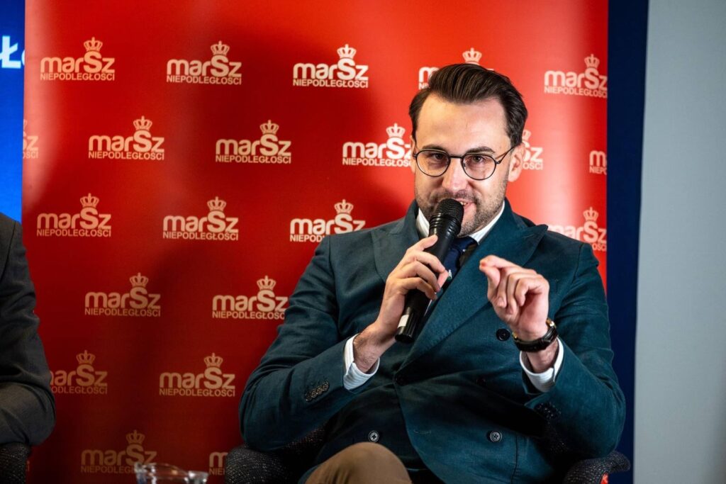 Prezes Stowarzyszenia "Marsz Niepodległości" Bartosz Malewski podczas debaty na temat presji migracyjnej w ramach cyklu #glosniepodleglosci