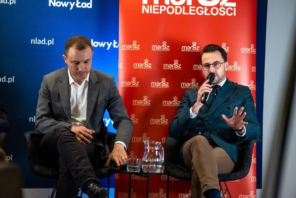 Prezes Stowarzyszenia "Marsz Niepodległości" Bartosz Malewski i poseł  Krzysztof Mulawa podczas debaty na temat presji migracyjnej w ramach cyklu #glosniepodleglosci