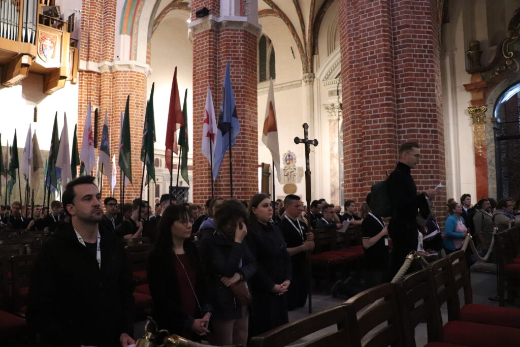 Uczestnicy Pielgrzymki Kościoła Walczącego klęczący podczas uroczystego ślubowania złożonego w Archikatedrze Gnieźnieńskiej.