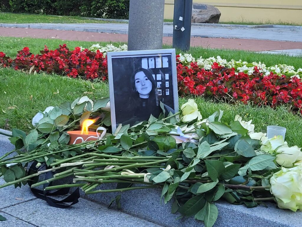 Znicze i białe róże przy portrecie zamordowanej Klaudii w trakcie konferencji #ToMogłaśByćTy