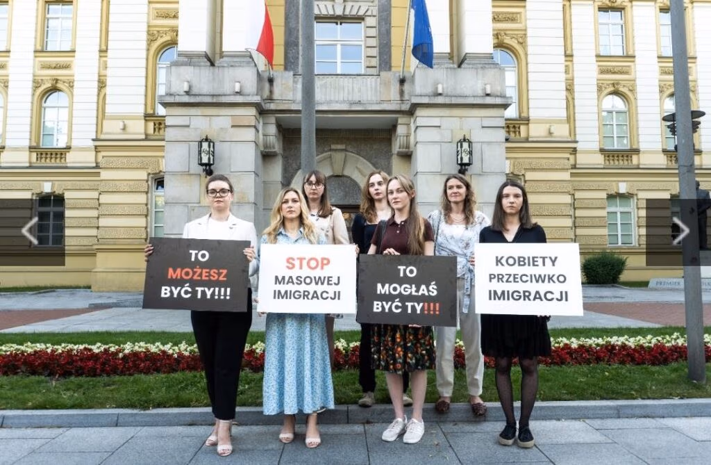 Kobiety z transparentami „Stop masowej imigracji”, „To możesz być Ty!!!”, „Kobiety przeciwko imigracji”