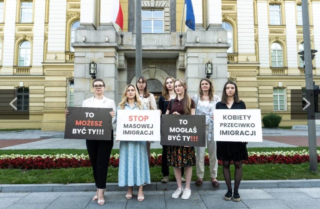 Kobiety z transparentami „Stop masowej imigracji”, „To możesz być Ty!!!”, „Kobiety przeciwko imigracji”