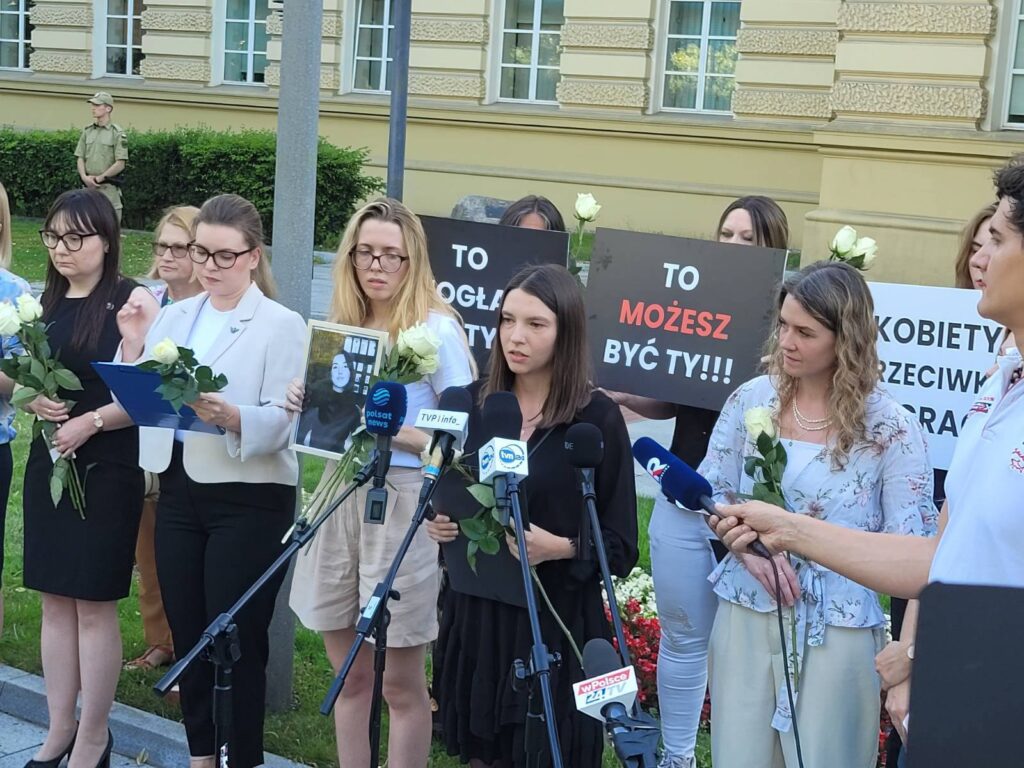 Sekretarz Stowarzyszenia Młodzież Wszechpolska  Kinga Dubrawska przemawia podczas konferencji #ToMogłaśByćTy