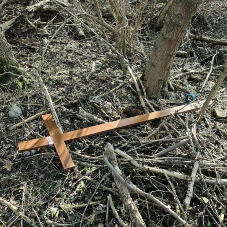 Dewastacja krzyży na Kopcu Powstania Warszawskiego. Zawiadamiamy prokuraturę.