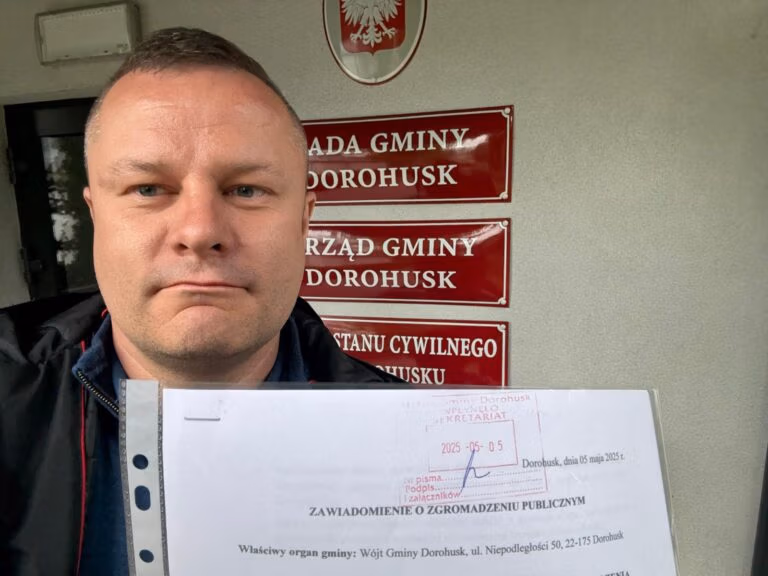 Rafał Mekler z zawiadomieniem o zgromadzeniu.
