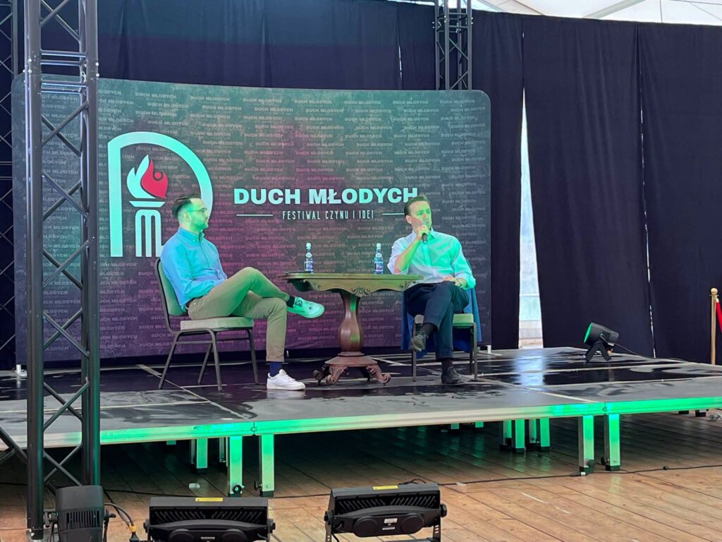 Bartosz Malewski i Krzysztof Bosak podczas spotkania na Festiwalu Duch Młodych w Niemodlinie.