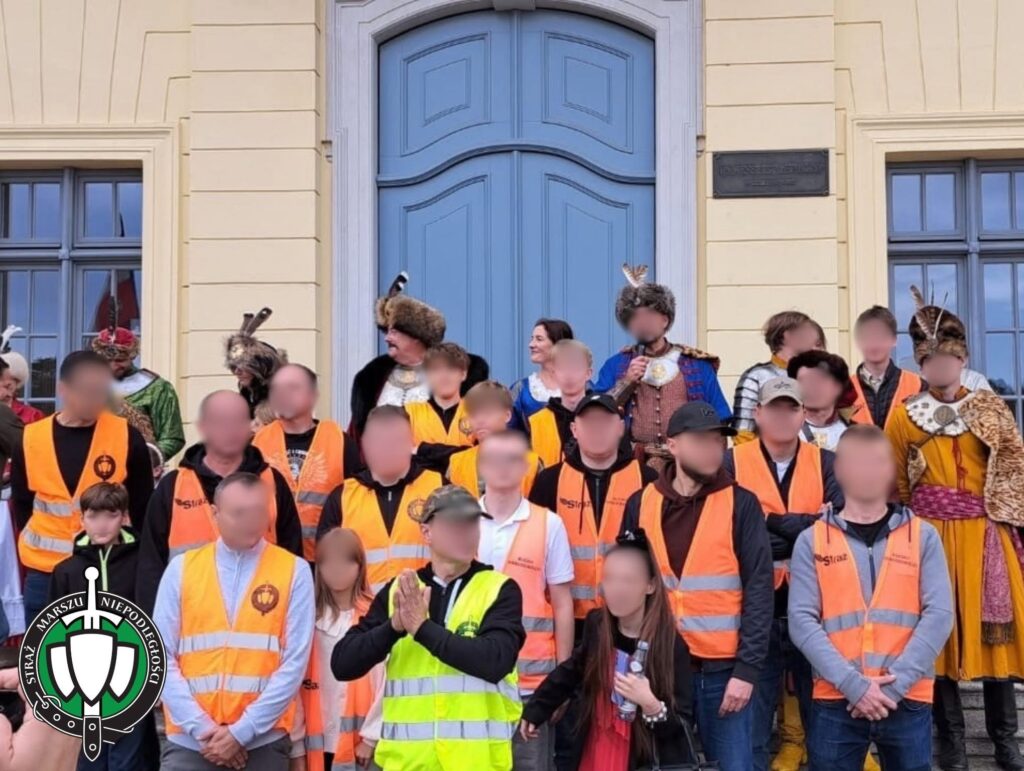 Wolontariusze Straży Marszu Niepodległości podczas VI Parady Branickich w Białymstoku